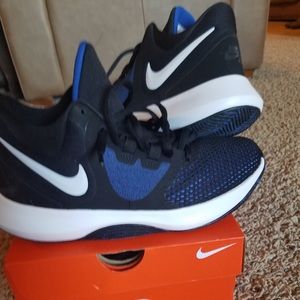 Women’s Basketball shoes size 7